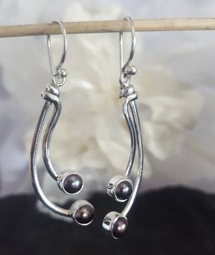 Long pearl earrings - deep grey