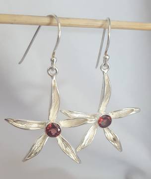 Daisy earrings with sparkling garnet