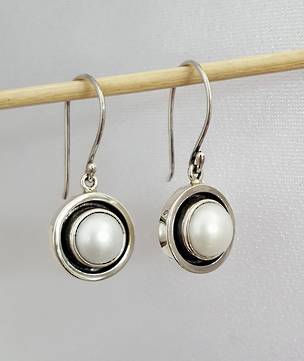 Fresh water pearl earrings