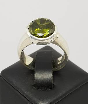 Silver synthetic perdiot ring