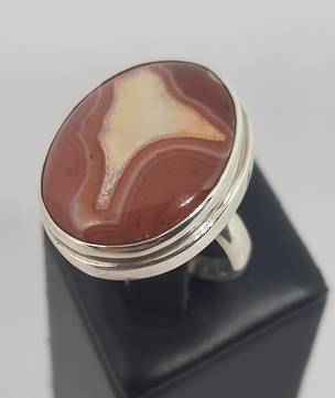 Distinctive patterns in this striking sterling silver agate ring