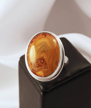 Rich mustard and brown tones in this sterling silver agate ring