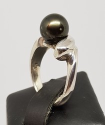 R001-made-in-NZ-black-Tahitian-pearl-ring